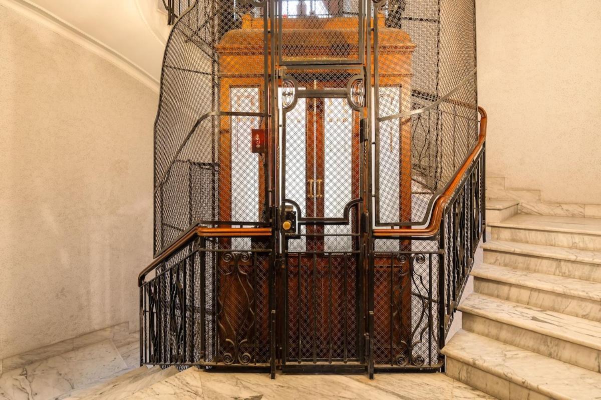 Casa Augusta, A Burghesius * Roma